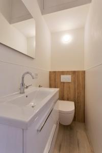 PijnackerBed en Brood Donna的白色的浴室设有水槽和卫生间。