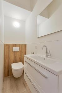 PijnackerBed en Brood Donna的白色的浴室设有卫生间和水槽。