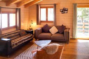 萨斯费3-Schlafzimmer Chalet Eichhorn****, Saas Fee 1800m的客厅配有两张沙发和一张桌子