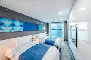 西归浦市城山合作城市酒店的海景客房 - 带两张床