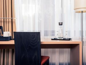 诺伊斯杜塞尔多夫诺伊斯美居酒店的一张桌子,上面有搅拌机