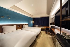 浦安Hyatt Regency Tokyo Bay的酒店客房,设有两张床和一张沙发