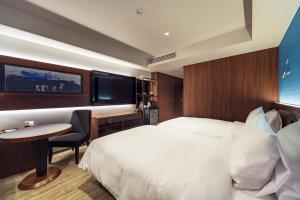 浦安Hyatt Regency Tokyo Bay的配有一张床和一张书桌的酒店客房