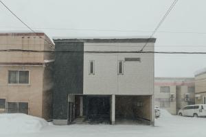 旭川STAY IN ASAHIBASHI Asahikawa的地面上积雪的街道上的建筑