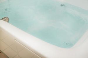 神户Hotel Eldia Modern Kobe(Adult Only)的浴室内设有装满水的白色浴缸。