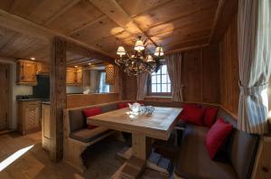 克拉瓦德尔伯格霍夫萨丁度假屋的一间带木桌和红色椅子的用餐室