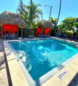 The Cabanas Guesthouse & Spa - Gay Resort catering to Gay Men内部或周边的泳池