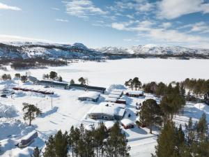 Skoganvarre斯克根瓦尔维耶玛克酒店的雪覆盖的村庄的空中景观