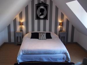 Cléry-Saint-AndréDomaine du Gué du Roi的一间卧室配有白色床和2个床头柜
