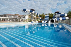 阳光海滩Nevis Resort & Aqua Park - All Inclusive的一个带水滑梯的大型游泳池