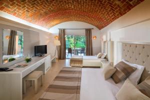 苏塞El Ksar Resort & Thalasso的带沙发、床和电视的客厅