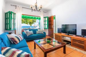 宏达海滩Casajardin的客厅配有蓝色的沙发和电视
