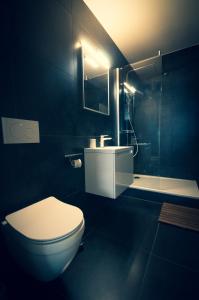 锡永Chambre d'hôte Valère的浴室配有卫生间、盥洗盆和浴缸。