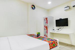 FabHotel Colors Service Apartment客房内的一张或多张床位