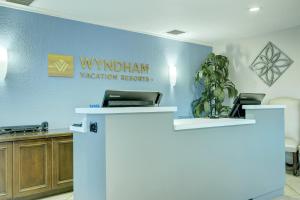 奥兰多Club Wyndham Orlando International的享有Wyndham度假别墅办公室的景致