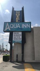 艾尔蒙特Aqua Inn Motel的大楼前的阿祖拉标志
