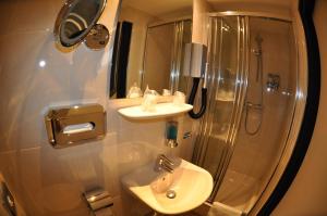 米德尔堡美岸经济型酒店的带淋浴、盥洗盆和卫生间的浴室