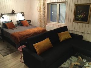 萨翁林纳Casino Islands Getaway的一间卧室配有一张床和一张黑色沙发