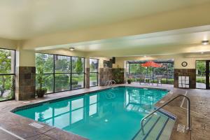 斯波坎Oxford Suites Spokane Downtown的一座带大窗户的酒店游泳池