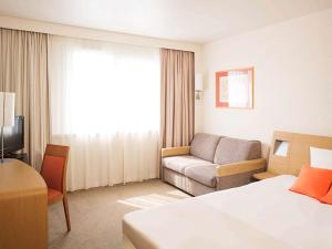 梅斯诺沃特梅兹中央酒店的酒店客房,配有床和沙发