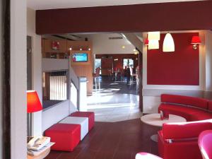 布雷斯地区布尔格布雷斯布尔格宜必思酒店的大堂设有红色椅子和等候室