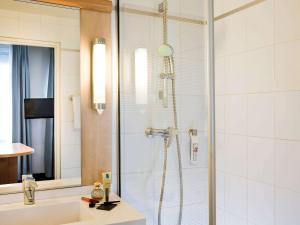 迪耶普迪耶普宜必思乐瓦都瑞尔酒店的带淋浴和盥洗盆的浴室
