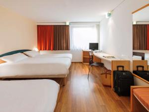柏林柏林展览中心宜必思酒店的酒店客房配有两张床和一张书桌