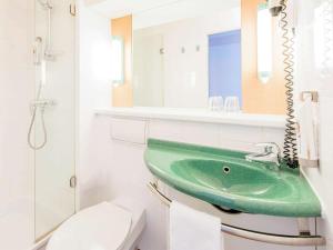 帕德博恩帕德伯恩宜必思酒店的一间带绿色水槽和卫生间的浴室