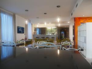卡萨诺韦马尔彭萨一世酒店的一间带桌椅的用餐室和一间酒吧