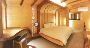 礁溪沐馨溫泉民宿的小木屋内一间卧室,配有一张床