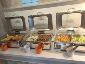 上海上海国际旅游度假区智选假日酒店的自助餐,在柜台上提供几盘食物