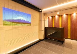 东京Minn Kamata的浴室墙上挂着山的照片