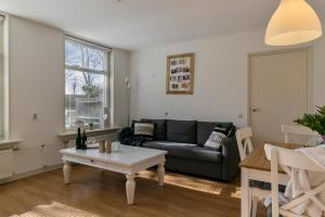 Marssum吕伐登托伦泽公寓的客厅配有沙发和桌子