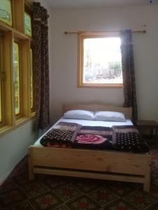 Benazir Hotel Kalash的一张位于带窗户的房间的床