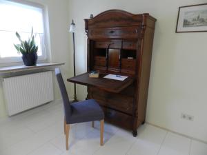 魏因海姆Ferienwohnung Burgenblilck的旧木桌和椅子