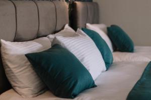 帕莫卡莱梅尔罗斯阿尔高酒店的一张带绿色和白色枕头的沙发