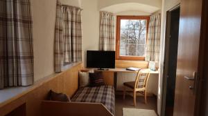 锡尔茨贾尼络温酒店的客房设有书桌、电脑和窗户