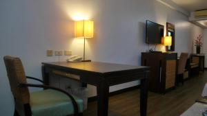 巴科洛德巴科洛德圆环套房酒店的客房设有带电话的书桌和电视。