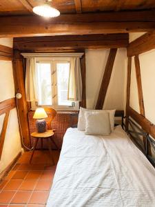 PieszyceDom Tkacza的一间带一张床的卧室,位于带木制天花板的房间内