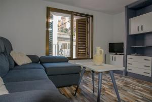 比拉法梅斯Casa Rural la Llar的客厅配有沙发和桌子