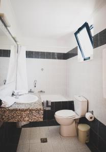 阿彻奇洛斯Stegna Star Apartments的一间带卫生间和水槽的浴室