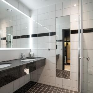 加勒穆恩松恩会议酒店的浴室设有2个水槽和镜子