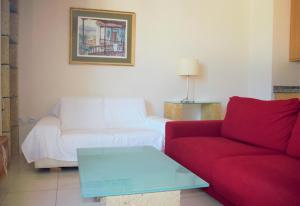圣克鲁斯-德特内里费Vista Torre的客厅配有红色沙发和红色咖啡桌