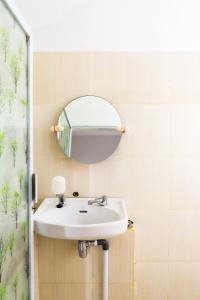 武吉丁宜SUPER OYO 2199 Mandiri Guest House Syariah的一间带水槽和镜子的浴室