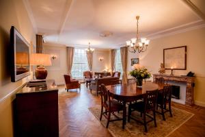 瓦瑟纳尔卡斯提尔威登堡德旅馆的用餐室以及带桌椅的起居室。