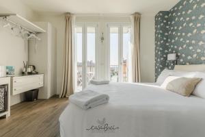 科拉迪拉齐塞CASA BACI - Soggiorno nel Gusto的卧室设有一张白色大床和一扇窗户。