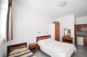 佩基罗德Coralli Apartments的一间卧室配有两张床和镜子