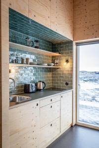 米湖Aska, Modern Cabin的厨房设有水槽和窗户。