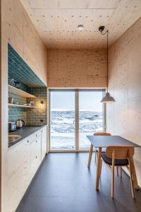 米湖Aska, Modern Cabin的一个带桌子并享有海景的厨房