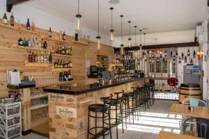 卡斯特罗·德波利亚斯Hostal Empordà的酒吧设有木墙和酒吧凳